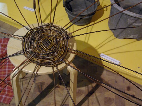 Anfangsstück eines noch zu flechtenden Korb