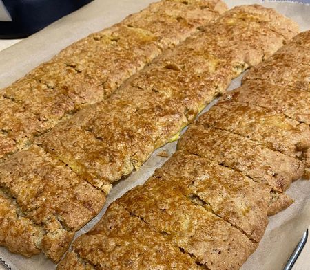 Fertige Pumpernickel-Stangen beim Backen.