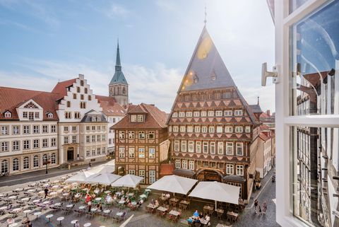 Blick aus dem Fenster auf das Knochenhauer-Amtshaus und das Bäckeramtshaus auf dem historischen Marktplatz mit St. Andreas-Kirchsturm im Hintergrund bei Sonnenschein