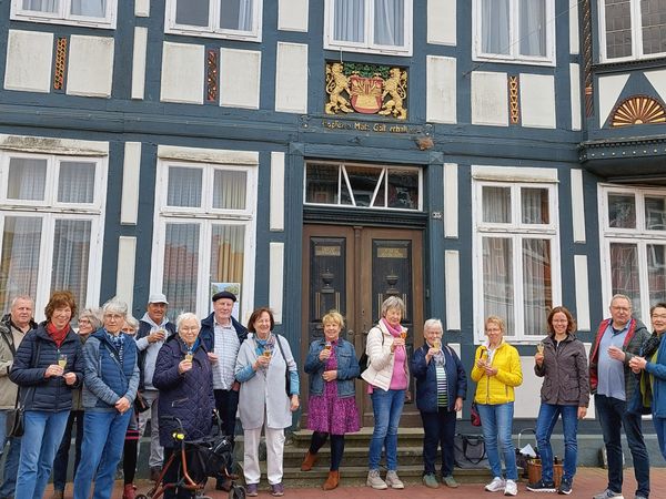 Personengruppe vor dem Stackmannschen Haus in Wittingen.