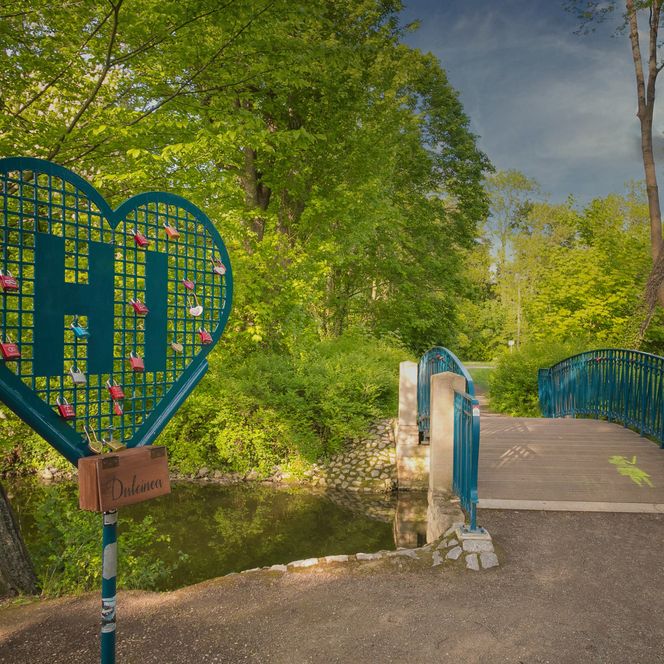 Blick auf eine herzförmige Vorrichtung für Liebesschlösser neben einer Brücke im Ernst-Ehrlicher-Park