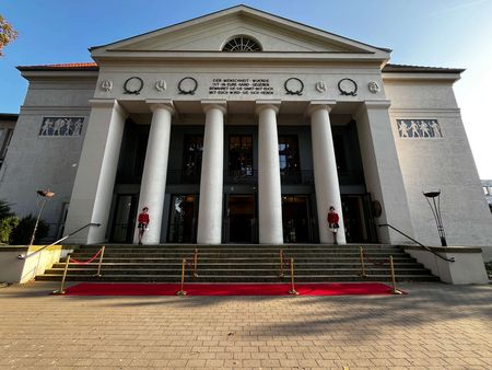 Zu sehen ist das Stadttheater Hildesheim von außen