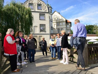 Personengruppe auf der Holzbrücke am Gifhorner Welfenschloss.