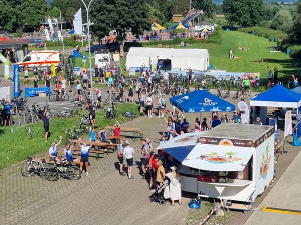 Sicht auf den Zielbereich der 14. GROSSE WESERRUNDE mit Ständen und Teilnehmenden, Rinteln