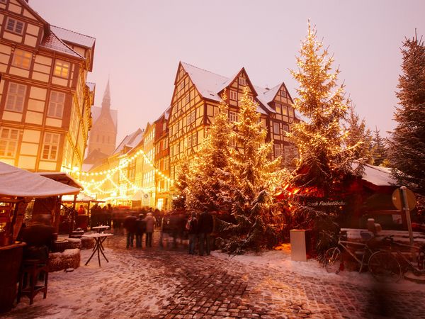 Weihnachtsmarkt Hannover mit Blick auf die verschneite Altstadt