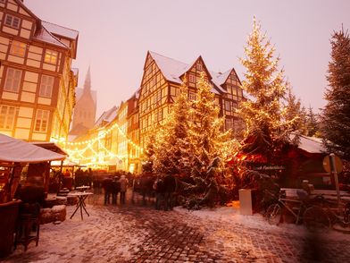 Weihnachtsmarkt Hannover mit Blick auf die verschneite Altstadt