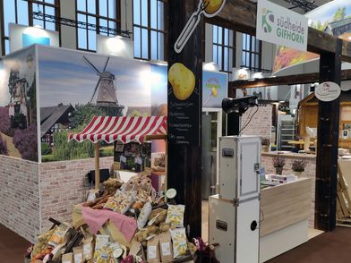 Messestand mit landwirtschaftlichen Produkten und Fotobox auf der Grüne Woche.