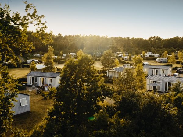 Luftaufnahme vom Campingplatz beim Sonnenuntergang