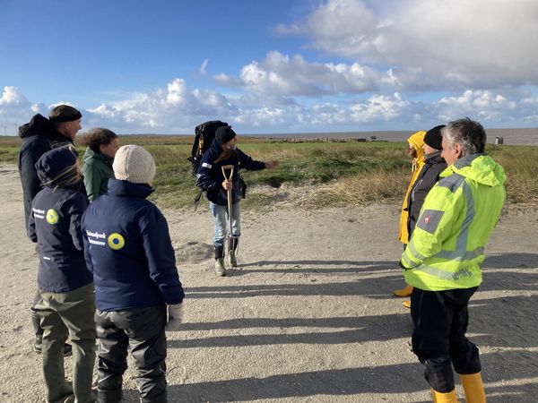 Eine Gruppe Landschaftsführender bei einer Schulung zur Barrierefreiheit