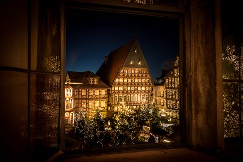 Blick auf den Hildesheimer Weihnachtsmarkt durch ein Fenster 