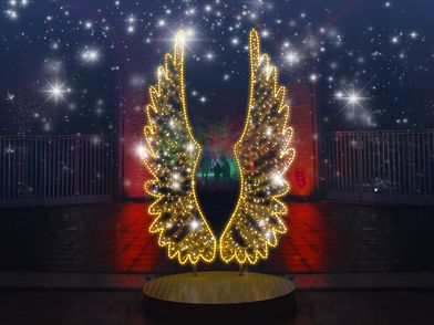 Lichtinstallation in Form von Engelsflügeln beleuchtet bei Nacht