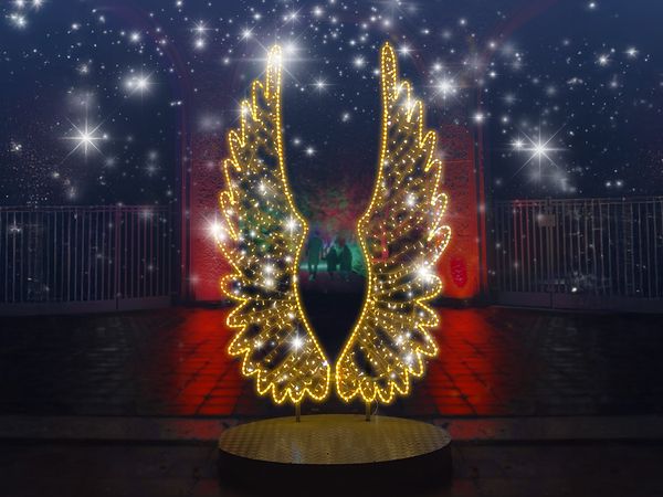 Lichtinstallation in Form von Engelsflügeln beleuchtet bei Nacht