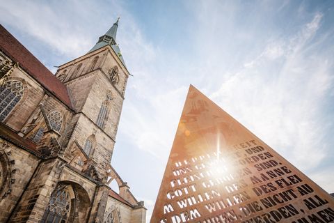 Blick von unten hoch zum St.-Andreas-Kirchturm Denkmal 
