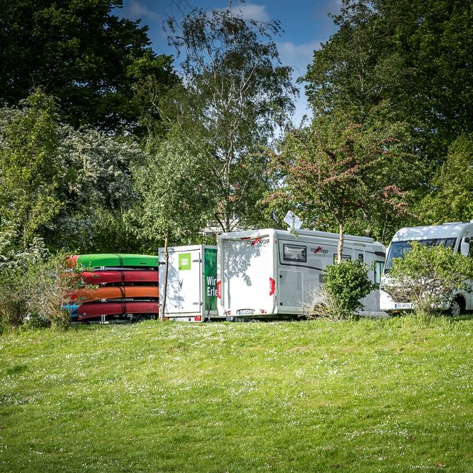 Wohnmobilstellplatz am Ufer vom Hohnsensee