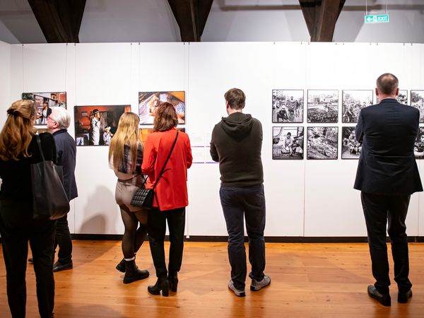 Besucherinnen und Besucher in der Ausstellung