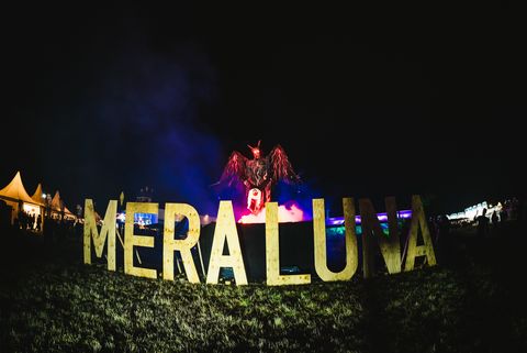 Schriftzug vom M’era Luna Musikfestival in Hildesheim im Dunkeln